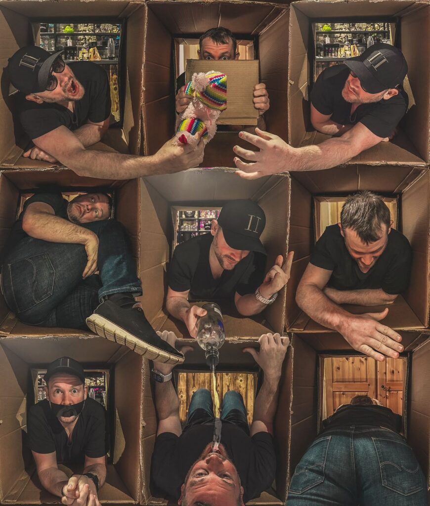 DJ Der Irre mit Props in der Karton-DJ-Kiste